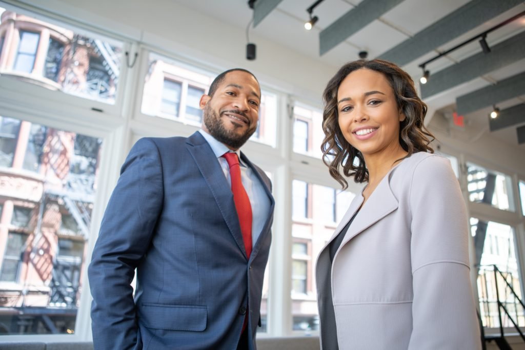 Expansión de empresa: dos empresarios sonriendo