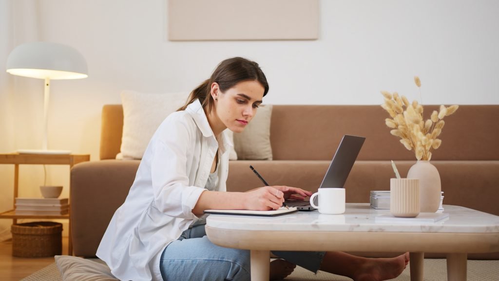 translator working on a computer on an elearning translation project