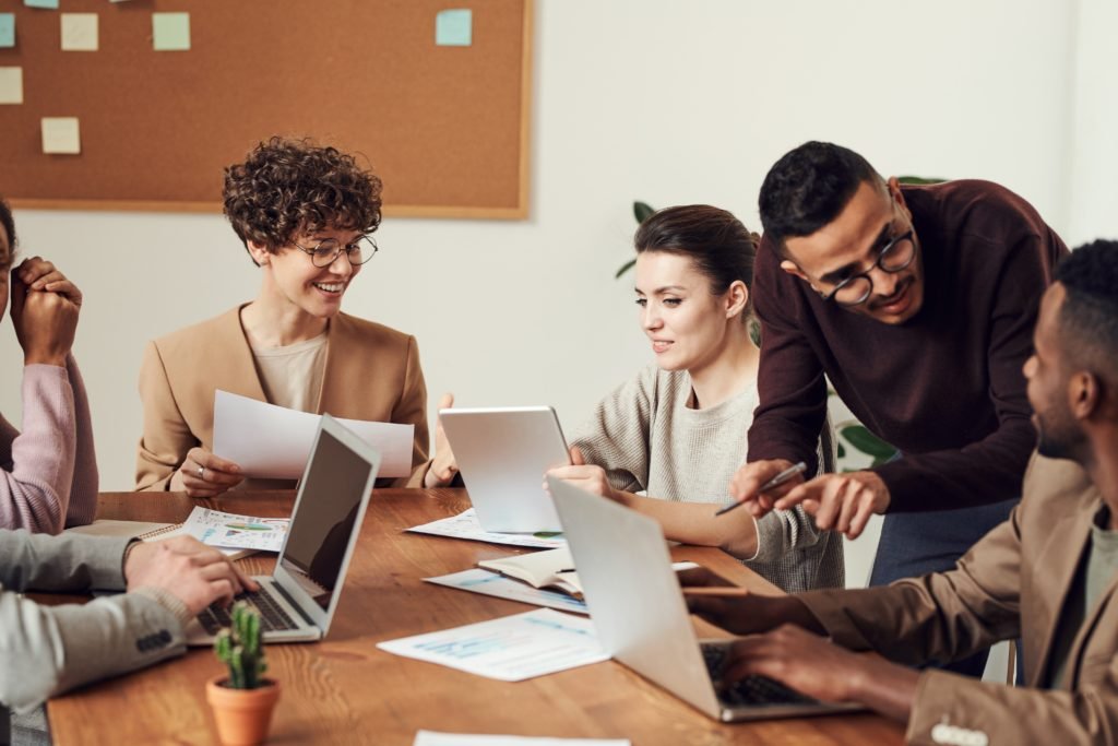 employees collaborating as a results of multiculturalism in the workplace