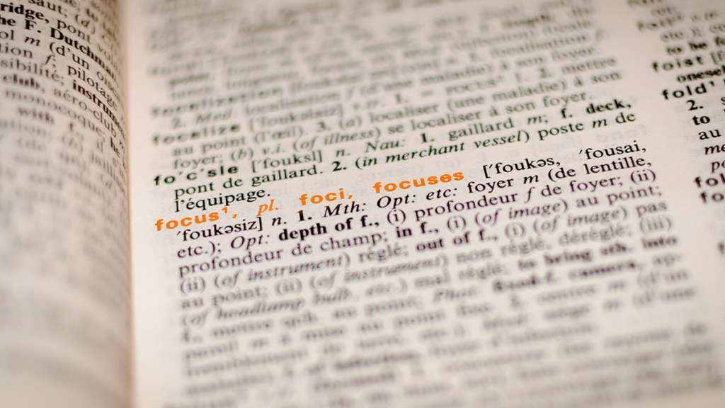 Un diccionario abierto, representando la creación de un glosario de traducción para empresas
